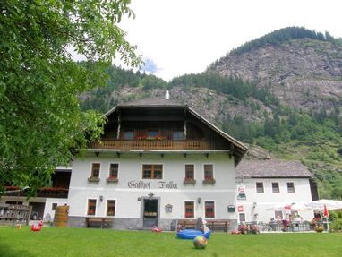 Pension in den Alpen im Sommer