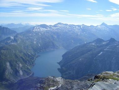 Panorama von Bergsee in Alpen