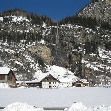 Gasthof im Winter vor Berg