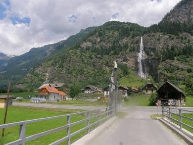 Gasthof in bergen mit Wasserfall